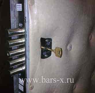 Мягкая обивка входной двери винилискожей и замена замка фото Мягкая обивка входной двери винилискожей и замена замка